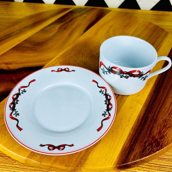 Set (8) 4 Cups + 4 Saucers Festive Christmas Red Green and White Holiday Teacups - Picture 6 of 13